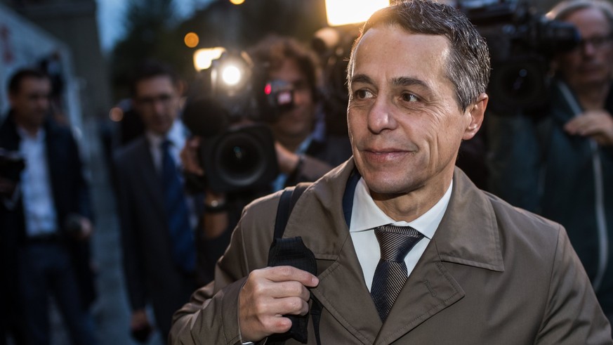 epa06215052 Ignazio Cassis arrives on the federal square in the morning before his election as new Federal Counciller by the Federal Assembly, 20 September 2017. EPA/GABRIELE PUTZU