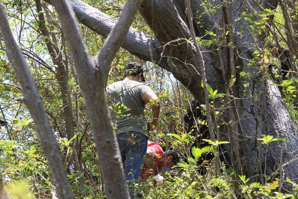 Forensiker am Fundort des Massengrabs.