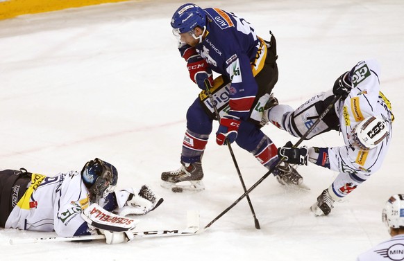 Biels Maxime Macenauer im Duell gegen Ambri-Torwart Sandro Zurkirchen und Verteidiger Alain Birbaum.