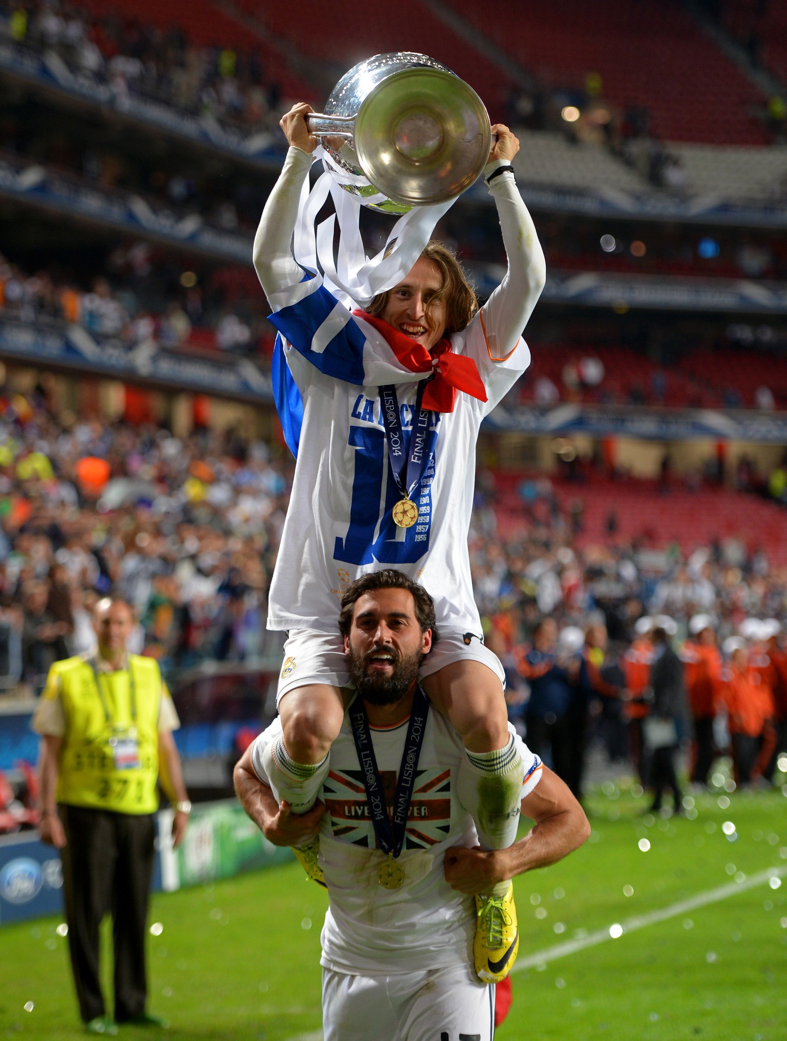 Hier lässt sich Luka Modric mit Alvaro Arbeloa feiern, aber dieser will ihm jetzt an die Haare.