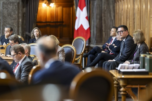 Nationalrat David Zuberbuehler, SVP-AR, 2. von rechts, hoert einem Votum zu, waehrend der Debatte um seinen Vorstoss zur Einstellung der Finanzierung des UNO-Hilfswerk der Vereinten Nationen fuer Pala ...