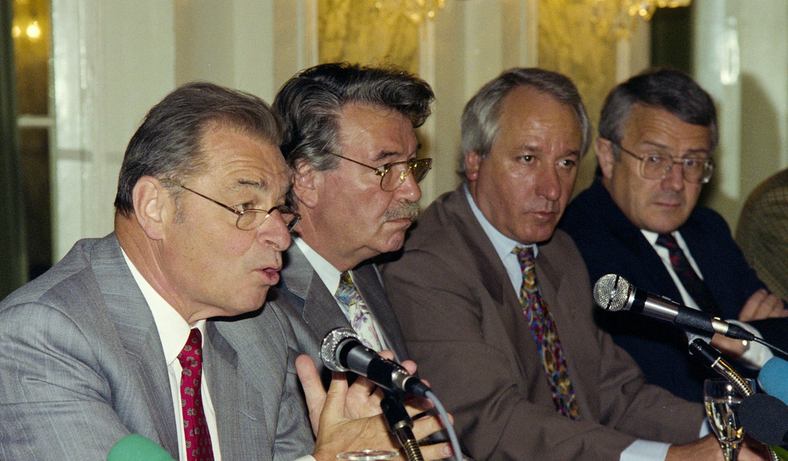 Am 20. Mai 1992 informierten die Bundesräte Jean-Pascal Delamuraz, René Felber und Arnold Koller sowie Vizekanzler Achille Casanova (2. von rechts) offiziell über das Gesuch.