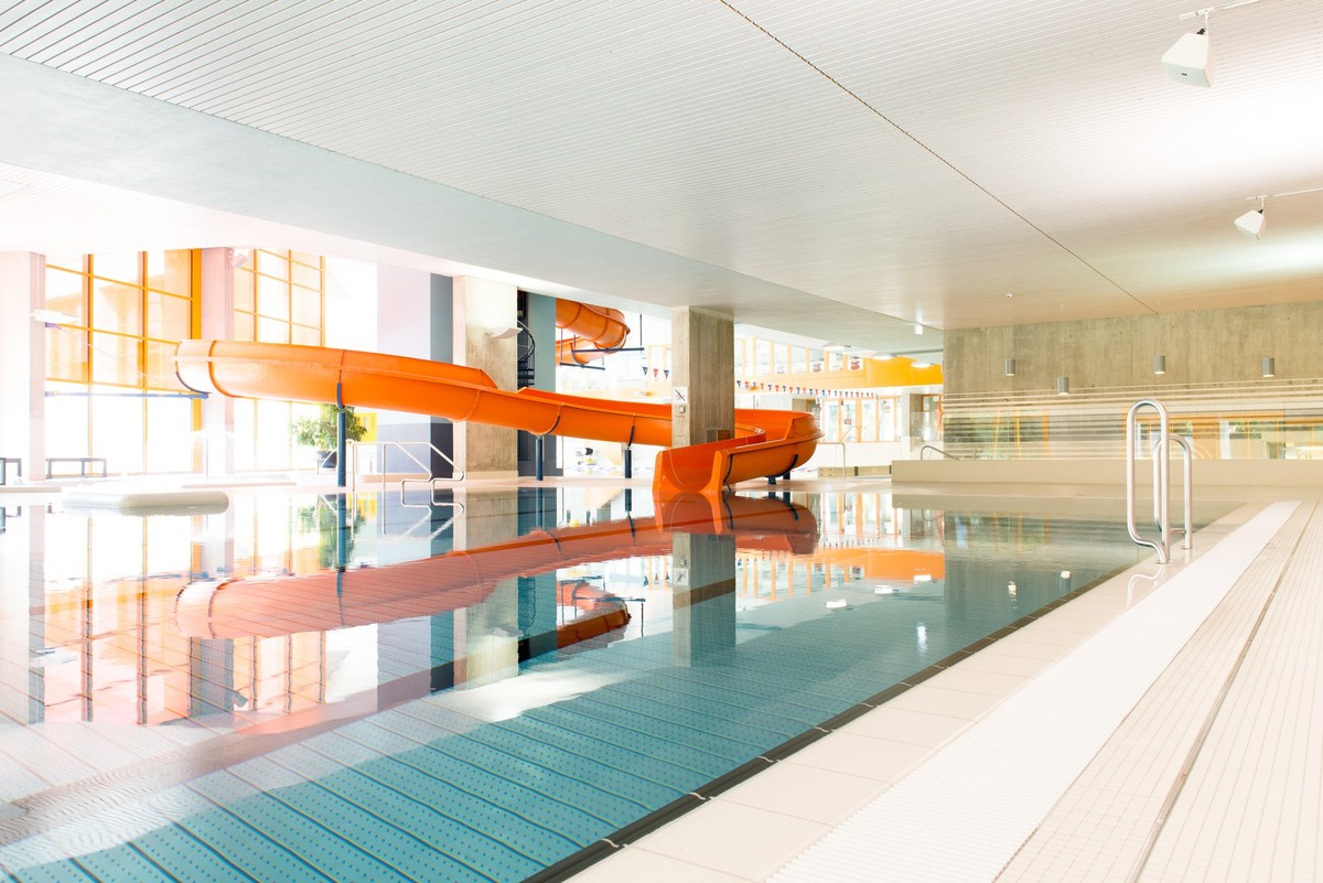 Hallenbad mit Rutschbahnen Rauszeit Rutschen Schweiz Winterthur Geiselwald