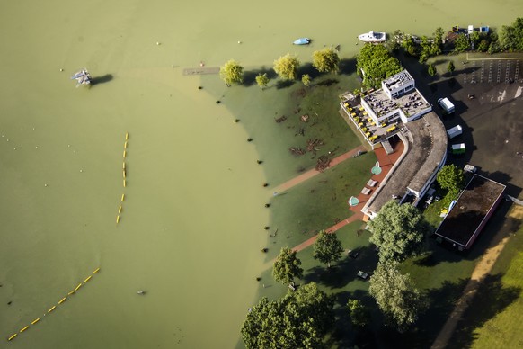 Une vue aerienne montre l&#039;eau du lac de Bienne (Bielersee) qui entoure la plage de Bienne lors de la montee de l&#039;eau du lac de Bienne suite aux fortes precipitations des derniers jours le ve ...