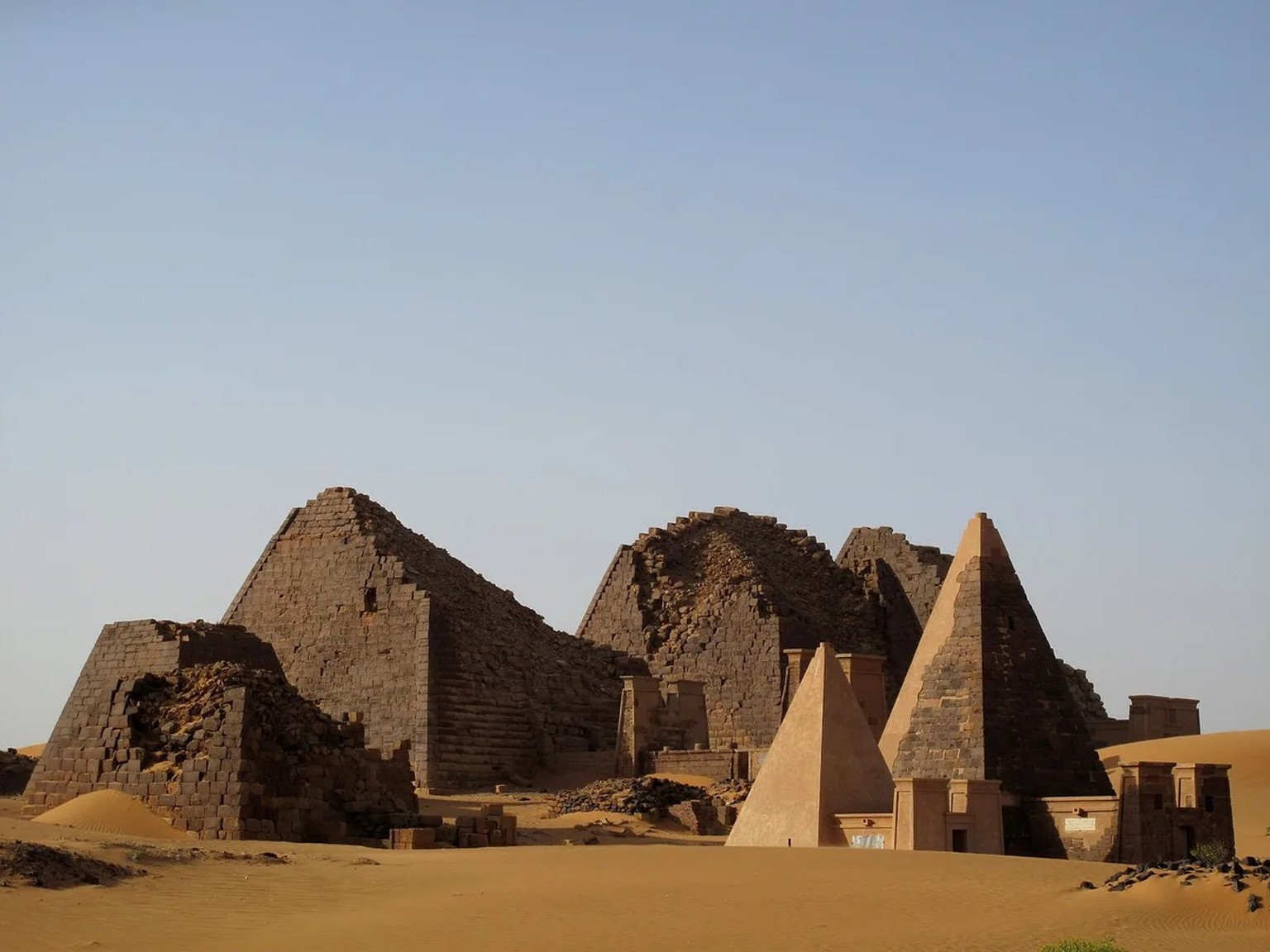Archäologische Stätten der Insel Meroë (Sudan): Pyramiden von Meroë – Nordfriedhof. 
https://commons.wikimedia.org/wiki/File:Archaeological_Sites_of_the_Island_of_Meroe-114973.jpg?uselang=de