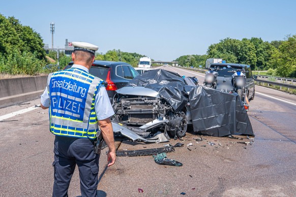 RECORD DATE NOT STATED Zwei Tote nach schwerer Karambolage auf A5 bei Appenweier: Mehrere Fahrzeuge kollidieren auf der Autobahn - zwei Frauen sterben, drei weitere werden verletzt - gro�es Tr�mmerfel ...