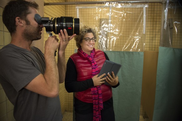 Hier dreht Jenji Kohan vergnügt eine Duschsszene für «Orange Is the New Black», ...