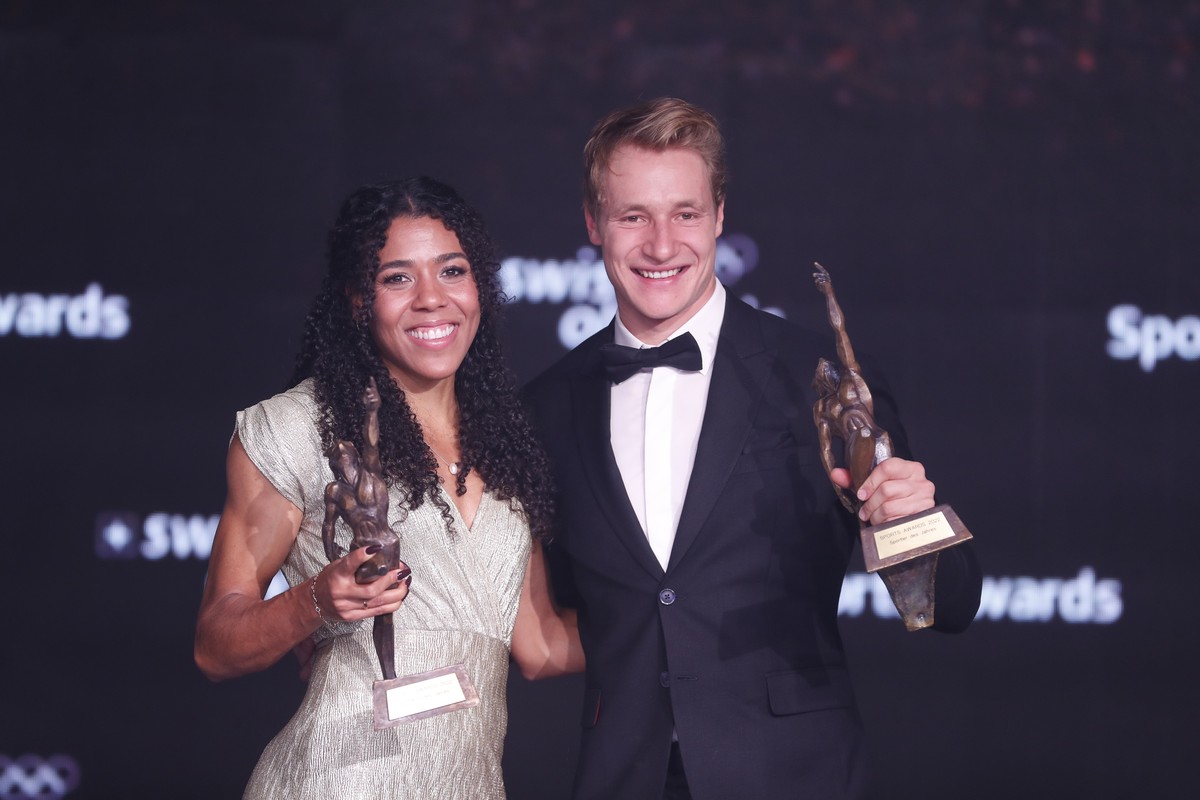 Mujinga Kambundji, Leichtathletik, Sportlerin des Jahres, und Marco Odermatt, Ski Alpin, Sportler des Jahres, posieren an der Verleihung der Sports Awards 2022, am Sonntag, 11. Dezember 2022 in Zueric ...