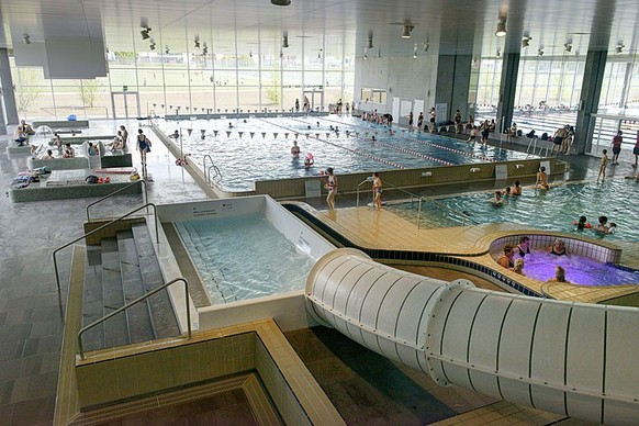 Hallenbad mit Rutschbahnen Rauszeit Rutschen Schweiz Uster
