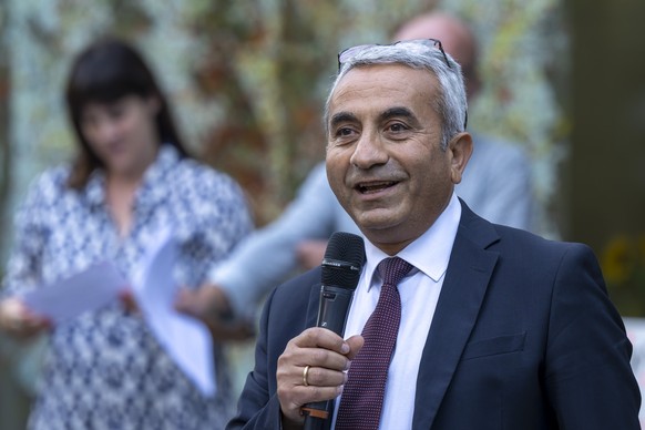 Regierungsrat Mustafa Atici, Vorsteher Erziehungsdepartement Basel-Stadt, spricht zum Auftakt ins neue Schuljahr und begruesst die Schuelerinnen und Schueler der ersten Klassen an der Primarschule Vol ...