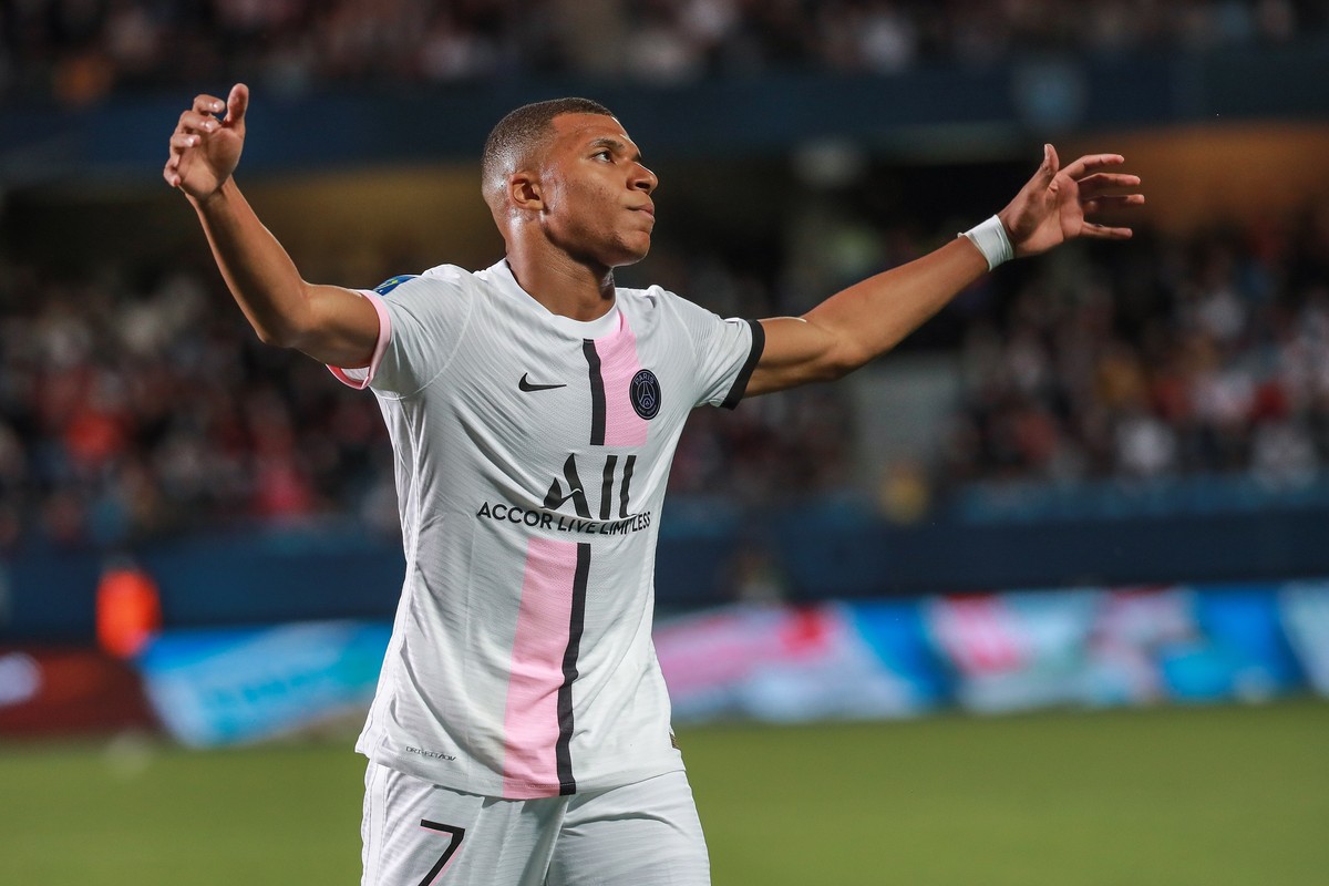 epa09404805 Paris Saint Germain's Kylian Mbappe reacts during the French Ligue 1 soccer match between Estac Troyes and Paris Saint Germain in Troyes, France, 07 August 2021. EPA/CHRISTOPHE PETIT  ...
