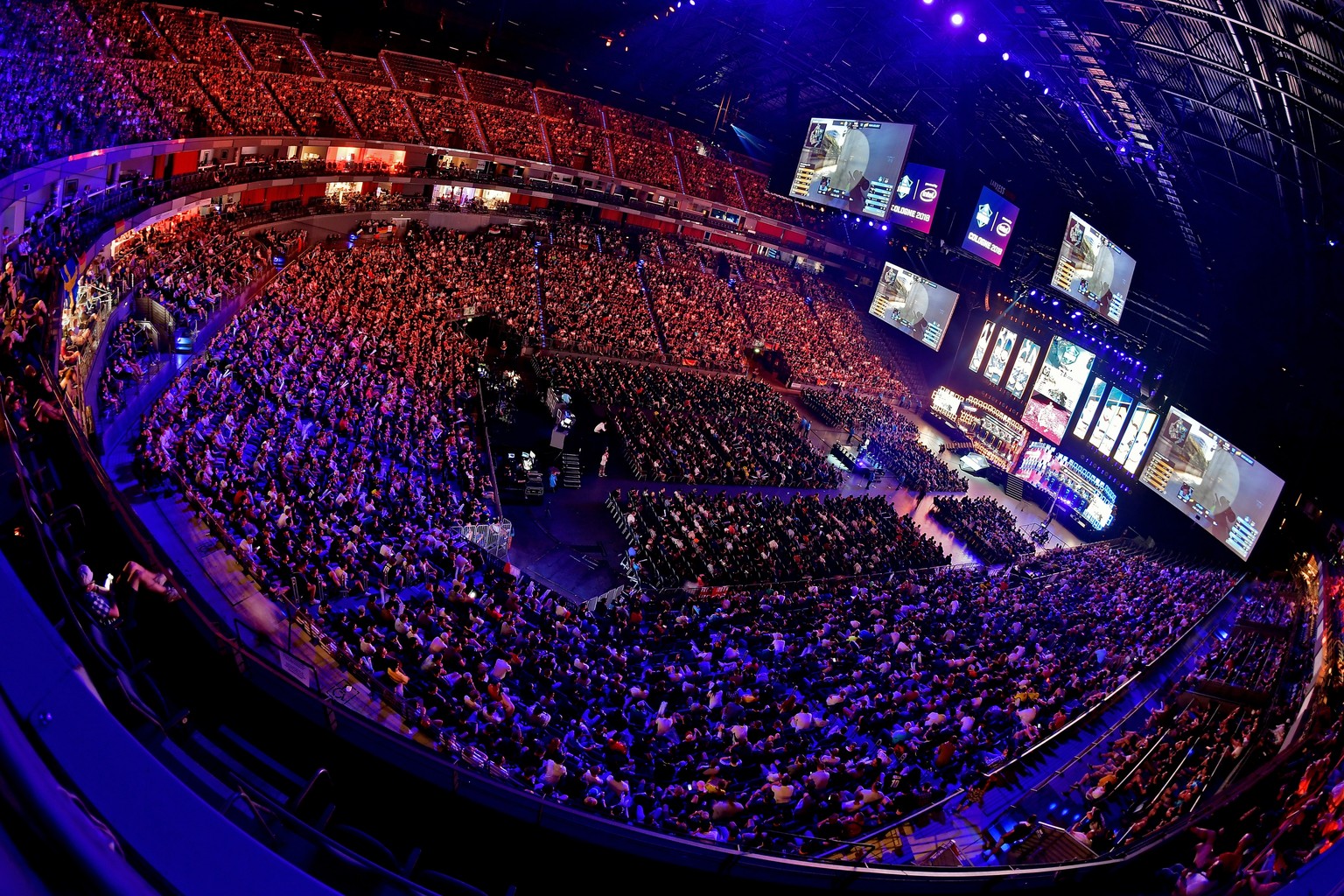 epa06873896 Spectators follow the ESL One event at LANXESS Arena in Cologne, Germany, 08 July 2018. The organizers are expecting up to 15,000 spectators each, when Europe&#039;s most important eSports ...