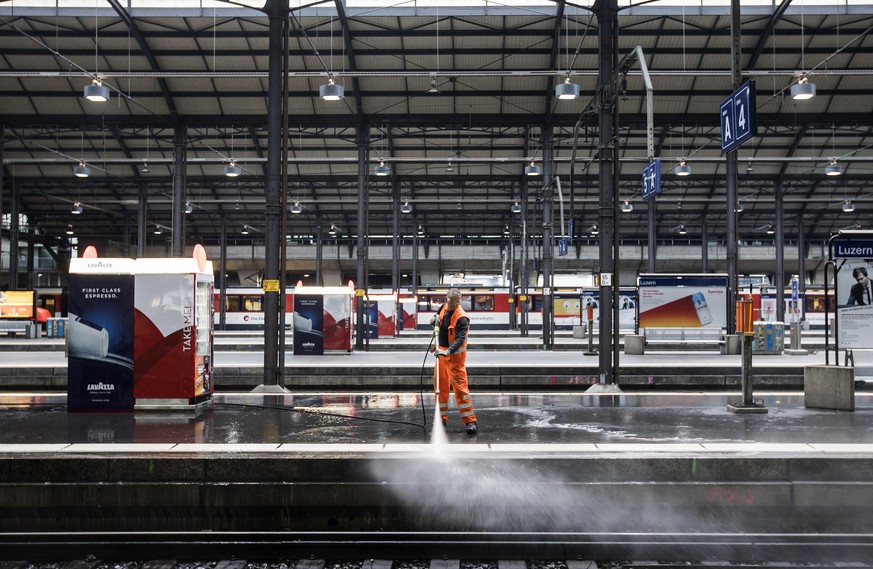 Baustellenbegehung im Bahnhof Luzern am Sonntag, 18. November 2018. Seit Ende September 2018 bis Ende Januar 2019 ersetzen die SBB Weichen im Bahnhof Luzern. (KEYSTONE/Alexandra Wey)