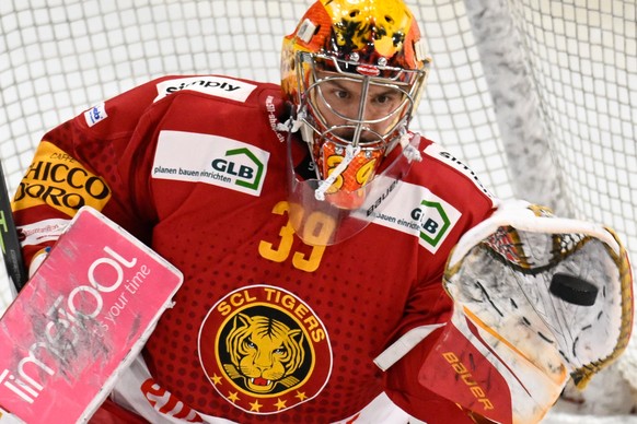 Tigers Goalie Luca Boltshauser, beim Eishockey-Qualifikationsspiel der National League zwischen den SCL Tigers und dem SC Bern, am Samstag, 3. Februar 2024, in der Emmental Versicherungs Arena in Lang ...