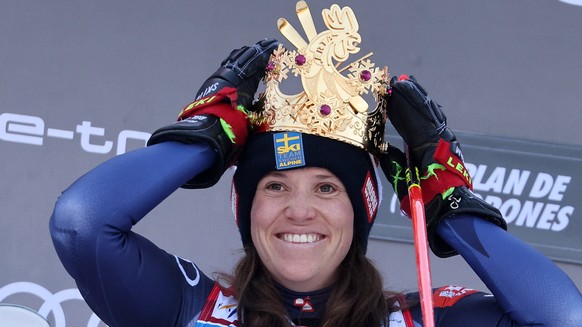 epa09708285 Winner Sara Hector of Sweden celebrates on the podium after the women&#039;s Giant Slalom race at the FIS Alpine Skiing World Cup in Kronplatz, Italy, 25 January 2022. EPA/ANDREA SOLERO