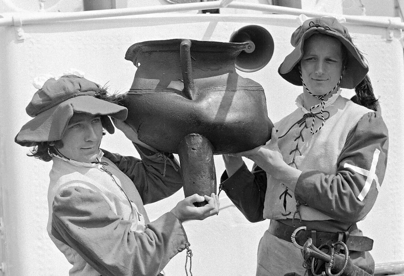 Hat schon einiges erlebt: Der Hirsebreitopf aus dem Jahr 1576. Für die Feierlichkeiten 1975 wurde er aus dem Museum geholt.
https://dls.staatsarchiv.bs.ch/records/534571