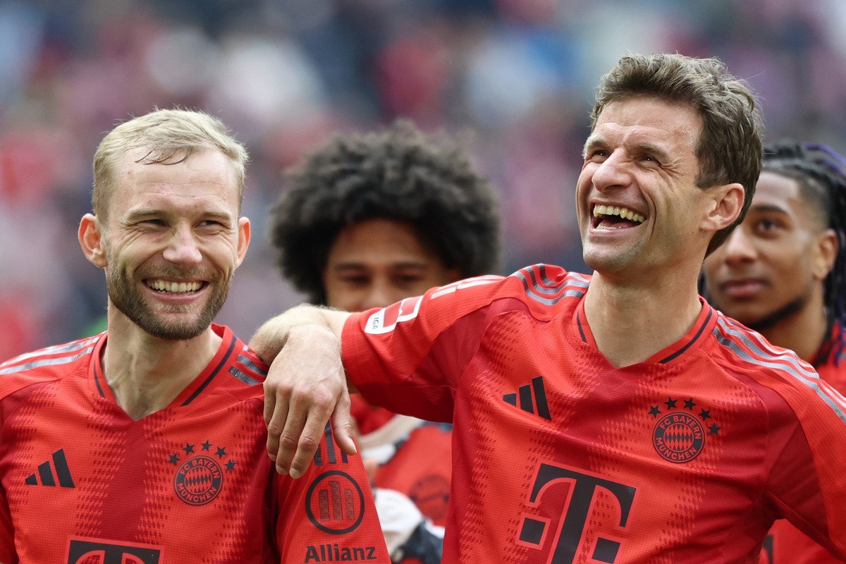 26.04.2025, Bayern, M�nchen: Fu�ball: Bundesliga, Bayern M�nchen - FSV Mainz 05, 31. Spieltag, Allianz Arena, M�nchens Thomas M�ller und Konrad Laimer (l) freuen sich nach der Partie. Foto: Daniel L�b ...