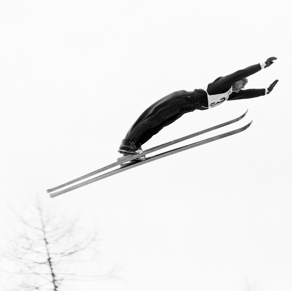 Swiss ski jumper Conrad Rochat jumping at the 1956 Winter Olympics in Cortina d'Ampezzo. (KEYSTONE/PHOTOPRESS-ARCHIVE/Str) (autotranslated)

Der Schweizerische Skispringer Conrad Rochat im Sprung ...