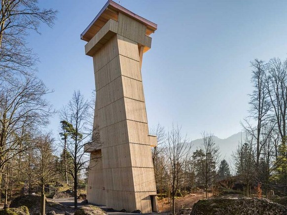 Hast du den Überblick – und kennst diese 11 Aussichtstürme der Schweiz?
Aussichtsturm im Tierpark Goldau SZ:
- 29.6m
- 144 Stufen
- Prix Lignum 2018
- Sicht auf Bergsturz Goldau, Schwyz, Mythen, R ...