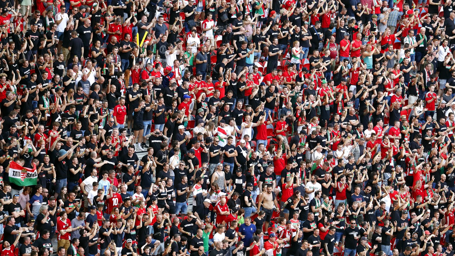 epa09273391 Fans of Hungary cheer prior to the UEFA EURO 2020 group F preliminary round soccer match between Hungary and Portugal in Budapest, Hungary, 15 June 2021. EPA/Laszlo Balogh / POOL (RESTRICT ...