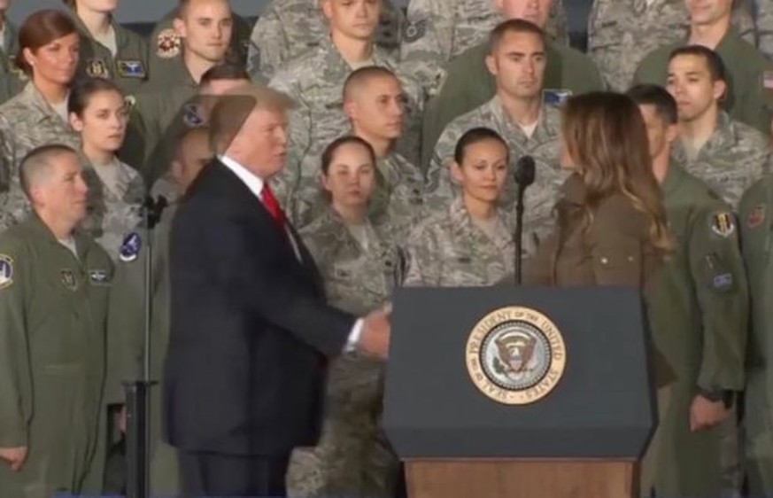 Zumindest zog sie die Hand nicht zurück: Melania beim Handshake mit Donald.&nbsp;