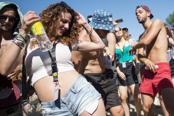 Festival visitors dance during the Openair music festival in Frauenfeld, Switzerland, Friday, July 10, 2015. The 21th event runs from July 8 to July 11. (KEYSTONE/Ennio Leanza)