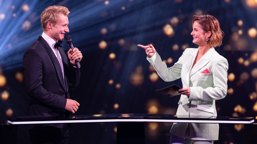 Moderatorin Fabienne Gyr spricht mit Marco Odermatt, Ski alpin, an der Verleihung der Sports Awards 2023 am Sonntag, 10. Dezember 2023 in Zuerich. (KEYSTONE/Philipp Schmidli)