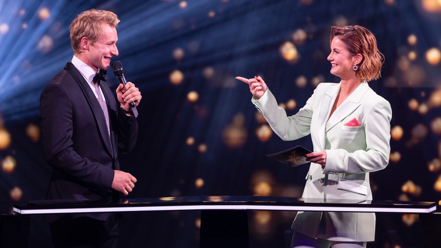 Moderatorin Fabienne Gyr spricht mit Marco Odermatt, Ski alpin, an der Verleihung der Sports Awards 2023 am Sonntag, 10. Dezember 2023 in Zuerich. (KEYSTONE/Philipp Schmidli)