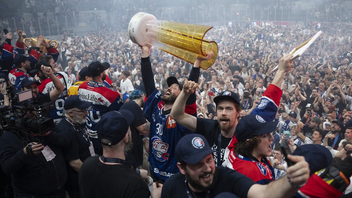 Die Zuercher jubeln mit dem Pokal nach ihrem Sieg im siebten Playoff Final Eishockeyspiel der National League zwischen den ZSC Lions und dem Lausanne HC, am Dienstag, 30. April 2024, in der Swiss Life ...
