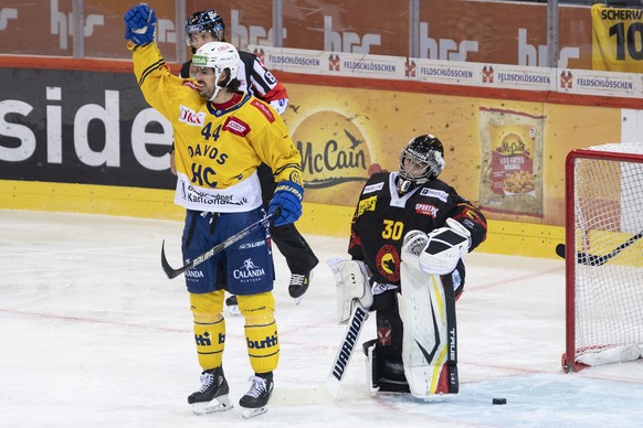 Berns Torhueter Philip Wuethrich, rechts, ist geschlagen, Davos� Matej Stransky feiertb den Treffer zum 5-1 im Eishockey Meisterschaftsspiel der National League zwischen dem SC Bern und dem HC Davos,  ...