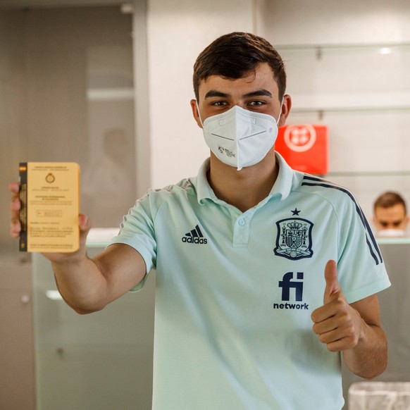 epa09261768 A handout photo made available by the Spanish Soccer Federation (RFEF) shows Spain&#039;s midfielder Pedro Gonzalez giving a thumb up after being vaccinated against COVID-19 at Las Rozas S ...