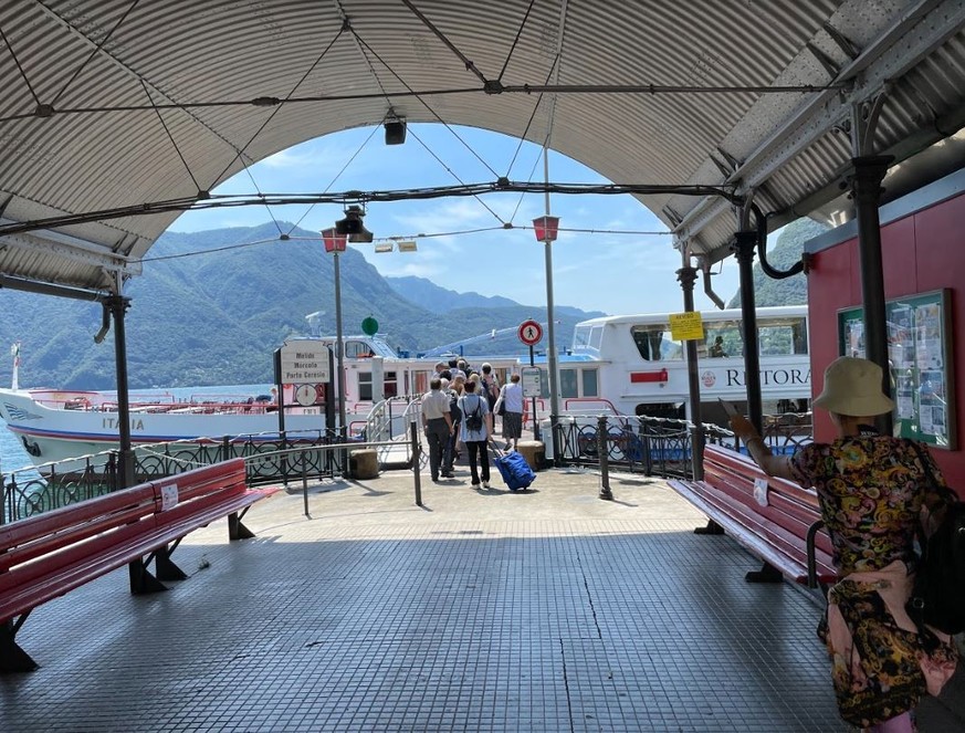 Touristen besteigen ein Ausflugsboot am Lago di Lugano. Nur ein kleiner Teil des Sees ist abgesperrt.