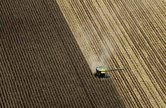 ARCHIVBILD ZUR SPEKULATIONSSTOP INITIATIVE --- In this Aug. 16, 2012 file photo, a combine harvests corn in a field near Coy, Ark. Thousands of farmers are filing crop insurance claims this year as dr ...