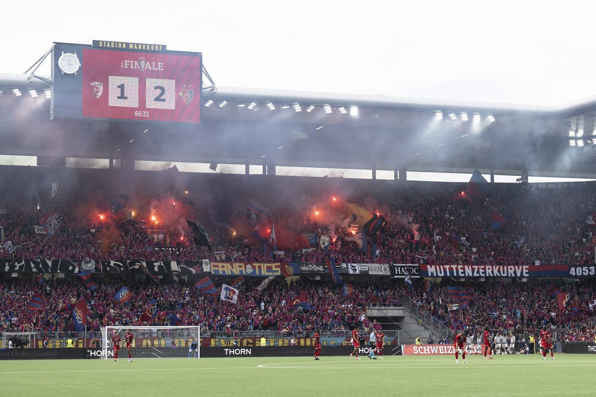 Basels Fans feiern den Treffer zum 1-2, im Schweizer Fussball Cupfinalspiel zwischen dem FC Biel-Bienne und FC Basel, am Sonntag, 1. Juni 2025, im Stadion Wankdorf in Bern. (KEYSTONE/Peter Schneider)