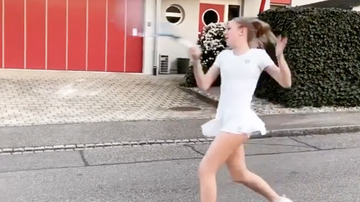 Tennis-Drills gehen auch vor der Einfahrt.