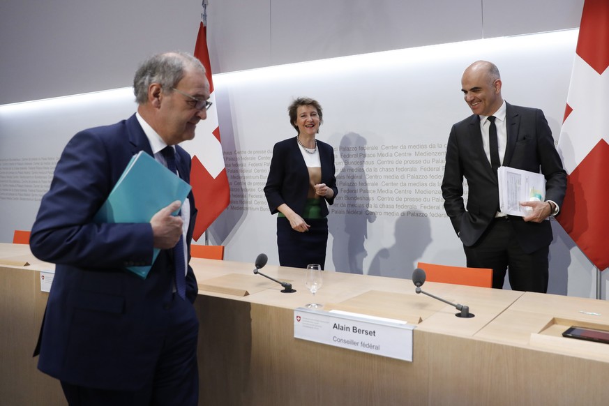 Bundespraesidentin Simonetta Sommaruga, Mitte, diskutiert mit Bundesrat Guy Paermelin, links, und Bundesrat Alain Berset, am Ende einer Medienkonferenz des Bundesrates ueber die Situation des Coronavi ...