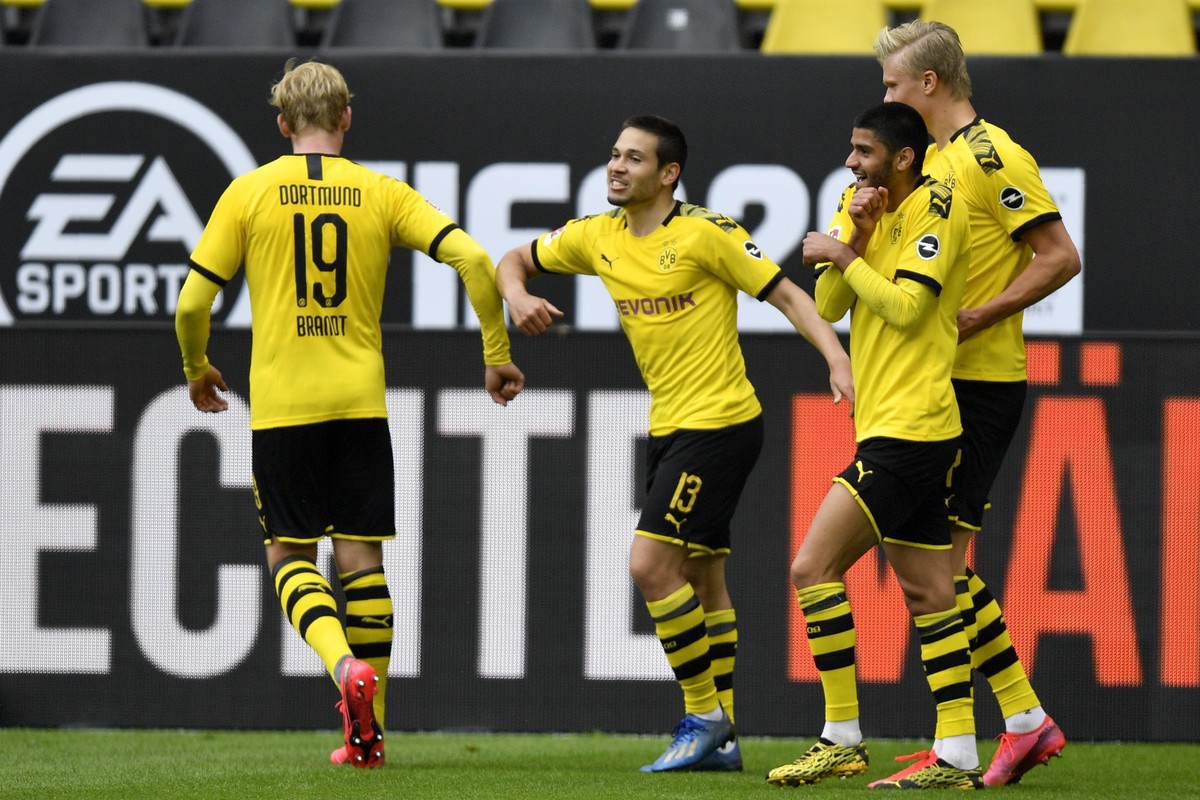 epa08426001 Dortmund's Raphael Guerreiro (C) celebrates with Julian Brandt (L) after scoring the 2-0 lead during the German Bundesliga soccer match between Borussia Dortmund and Schalke 04 in Dor ...