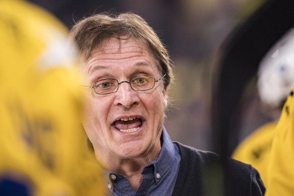 ARCHIVBILD ZUR VERPFLICHTUNG VON ARNO DEL CURTO ALS NEUER TRAINER DER ZSC LIONS, AM MONTAG, 14. JANUAR 2019 - Davos Cheftrainer Arno Del Curto weist seine Spieler an, im dritten Eishockey Playoff-Vier ...