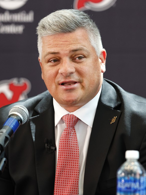 FILE - New Jersey Devils NHL hockey team new head coach Sheldon Keefe answers questions from reporters during press conference Tuesday, May 28, 2024, in Newark, N.J. (AP Photo/Noah K. Murray, File)