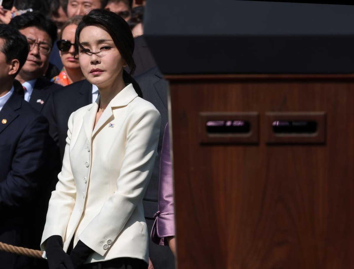 WASHINGTON, DC - APRIL 26: South Korean first lady Kim Keon-hee stands during an arrival ceremony for South Korean President Yoon Suk-yeol at the White House, April 26, 2023 in Washington, DC. U.S. Pr ...