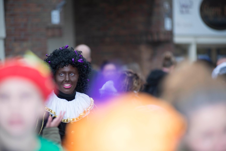 Der «Zwarte Piet» ist in den Niederlanden und Flandern der Helfer des Sinterklaas, des Heiligen Nikolaus, wie Wikipedia weiss. Zur umstrittenen Tradition gehört, dass sich weisse Menschen den Kopf bra ...