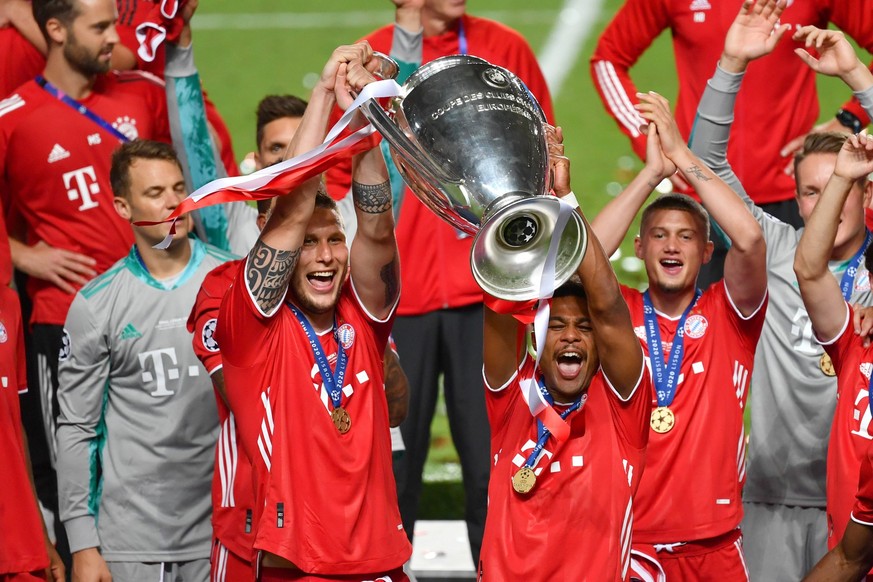 Fussball Champions League/ Finale/ Paris St. Germain - Bayern Muenchen 0-1 v.li:Niklas SUELE Bayern Muenchen, Serge GNABRY FC Bayern Muenchen mit Cup,Pokal,Trophaee,trophy,Siegerung. Fussball Champion ...