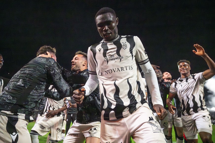 Jonas Adjetey (FCB), center celebrates at the end of the Super League soccer match FC Lugano against FC Basel at the Cornaredo Stadium in Lugano, Saturday, Mai 10, 2025 .(KEYSTONE/Ti-Press/Samuel Gola ...