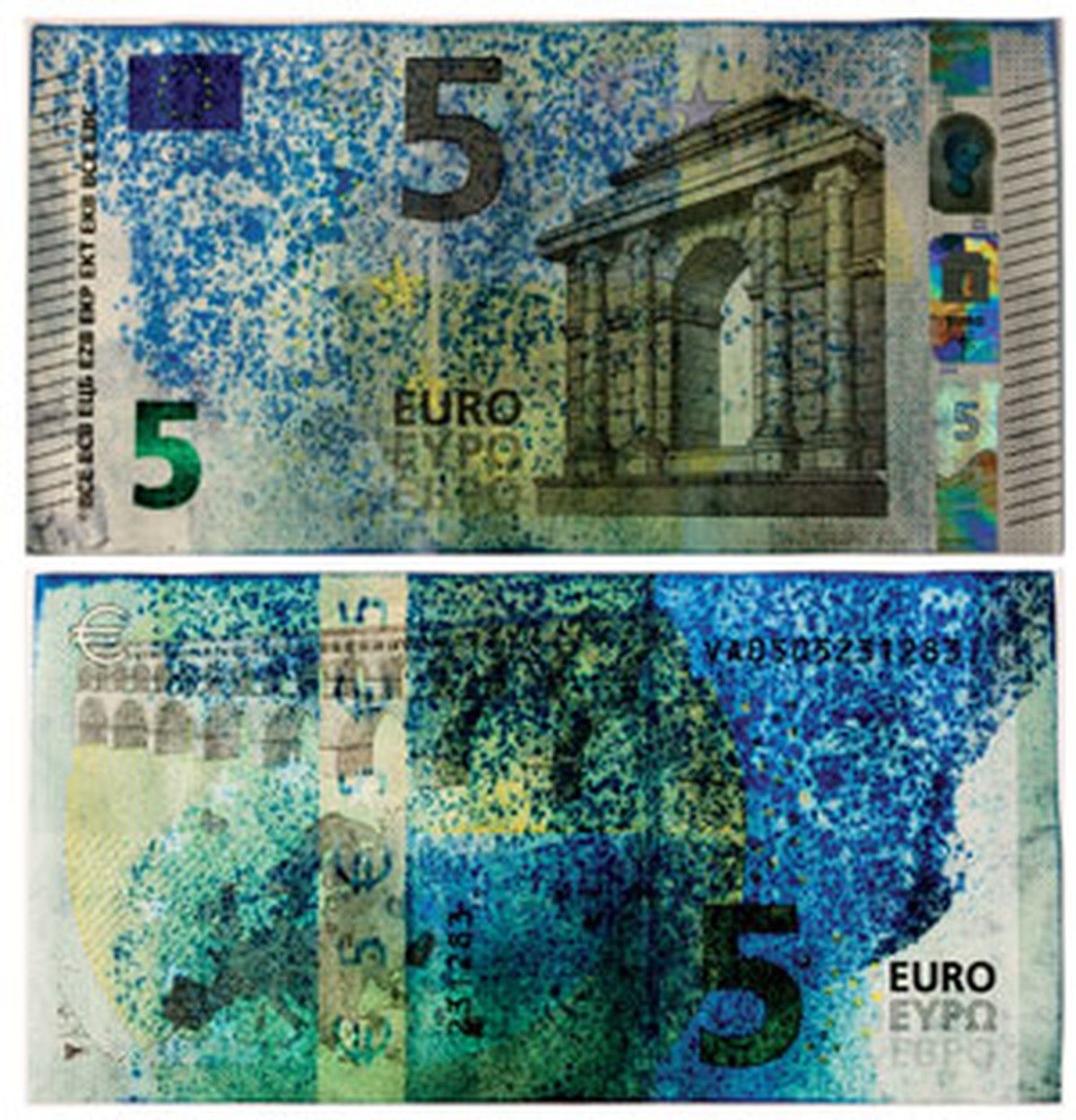 Vor- und Rückseite eines 5-Euro-Scheins, der durch die selbstverteidigende Oberfläche blau eingefärbt wurde.&nbsp;