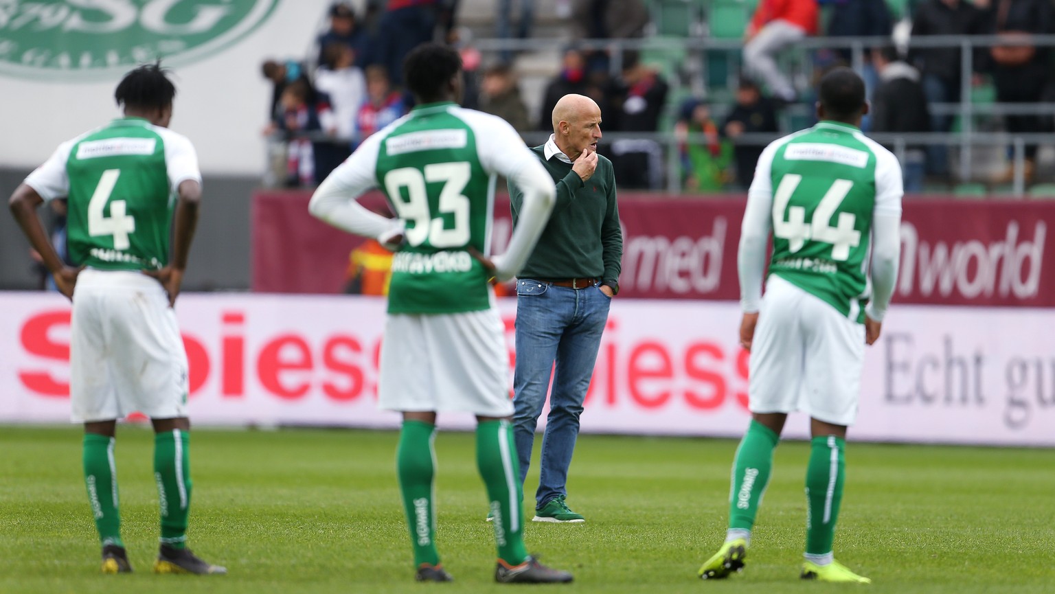 Frust nach Spielschluss bei St. Gallern mit Trainer Peter Zeidler, 2.v.r., sowie den Spielern Axel Bakayoko, 2.v.l., Majeed Ashimeru, links, und Jeremy Guillemenot, rechts, am Sonntag, 28. April 2019, ...