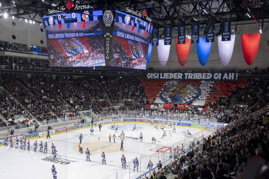 Die Choreo der Zuercher Fans vor dem zweiten Playoff Final Spiel der Eishockey National League zwischen den ZSC Lions, ZSC, und dem Lausanne HC, am Donnerstag 17. April 2025 in der Swiss Life Arena in ...