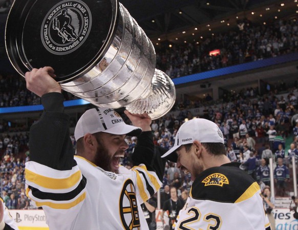 Der grösste Moment in Hortons Karriere: 2011 stemmt er als Spieler der Boston Bruins den Stanley Cup in die Höhe.
