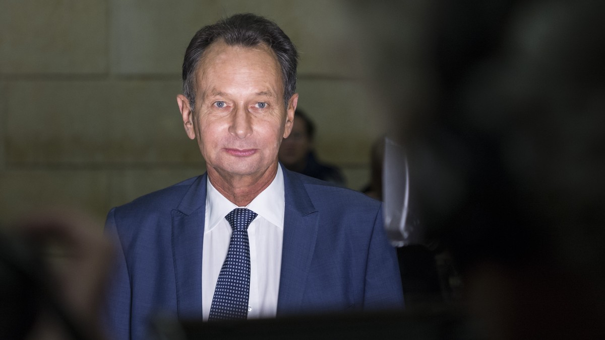 BILDPAKET ZUM RUECKTRITT VON PHILIPP MUELLER ALS FDP PARTEIPRAESIDENT --- FDP-Praesident Philipp Mueller, AG, spricht mit Medienleuten in der Eingangshalle des Bundeshauses, am Tag der eidgenoessische ...