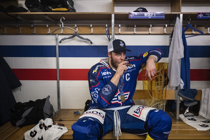 Kloten&#039;s David Reinbacher freut sich mit dem Pokal im fuenften Eishockey Playoff-Finalspiel der Swiss League zwischen den EHC Kloten und dem EHC Olten am Mittwoch 20. April 2022, in der stimo are ...