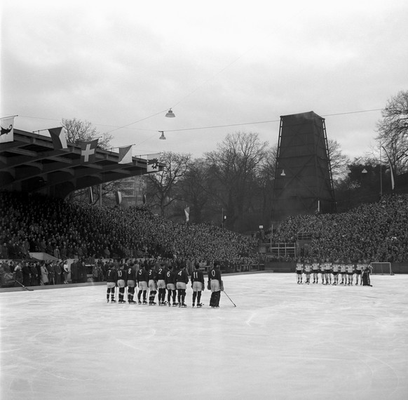 Die Schweizer, links, und die tschechische Nationalmannschaft, rechts, vor dem Spiel um Platz 3 an der Eishockey-Weltmeisterschaft 1939 in Basel, aufgenommen am 5. Maerz 1939. Die Schweiz gewinnt das  ...